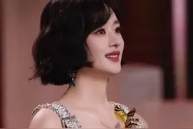 赵丽颖4次金鹰奖气质看成长，从单纯稚嫩到沉稳霸气，披荆斩棘满载而归实至名归#赵丽颖 #金鹰节 #金鹰奖 #风吹半夏 #知否视频封面