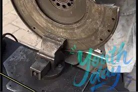 看老巴师傅如何维修损坏的离合器飞轮的 #超能制造 #巴铁维修 #机械制造 #离合器 #飞轮