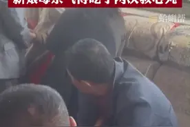 新郎接亲被堵门一小时 新娘母亲气得吃了两次救心丸#新郎接亲 #婚礼那天 #接亲现场 #社会百态真实事件 #你怎么看