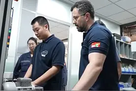 【这座小城为何能吸引500家德企？】江苏太仓总人口不到100万，却聚集了500多家德国企业。当地引进德国“双元制”技能人才培养模式，凭借区位优势和营商环境，成为名副其实的“德企之乡”。视频封面