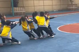 消防员和幼儿园小朋友比赛拔河，只有五官在用力，园长：小朋友赢了比赛很开心，感觉可以吹一年的牛视频封面