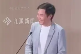3月24日，湖北武汉，#雷军被问如何保持好身材笑开花  ：受邀参加母校校庆，弹幕都在说我长胖了，“英语不好已经让母校蒙羞，不能形象也欠佳”。视频封面