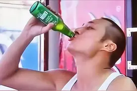 港片中喝啤酒多爽？郝劭文一口气连喝十杯，吴镇宇大口冰啤肥肠面视频封面