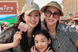 董璇晒与佟丽娅同游新疆合照，配文“丫丫带着我和酒窝在新疆吃吃喝喝玩玩乐乐”，两人曾透露：孩子互叫对方“妈妈”