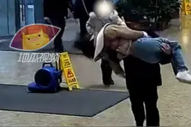 母亲背女儿到医院体力不支倒地，保安冲上前一把抱起冲进抢救室（来源：邵逸夫医院） #浙江dou知道视频封面