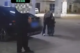 父母带孩子地库放鞭炮，吓到路人后态度蛮横拒绝道歉，将剩余鞭炮全部点燃，周围都是汽车，如果引燃后果无法想象视频封面