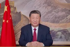 习近平：2024年我们一起走过春夏秋冬，一道经历风雨彩虹。#2025新年贺词视频封面