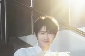 #网红教师厨子老师傅英俊从南传辞职  此前因开设《大学生生活指南》破圈 他称：想过不一样的生活 做自己想做的事 告诉同学 何时都有勇气和底气迈出舒适圈#网红 #大学生 #大学老师