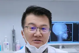 典型的骨性嘴突，拔牙矫治不是首选！#早期矫治 #颜值 #拔牙 #医学科普 #正畸教授徐宝华 @DOU+小助手 @创作灵感小助手 @抖音创作小助手视频封面