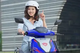 为什么现在骑电动车，一不小心就容易摔跤？ 尤其是雨天湿滑路面，其实主要问题就是出在轮胎上，是因为轮胎变轻了#曾姐教你骑车  #电动车  #每天推荐好车  #曾姐与车  #曾姐车问视频封面