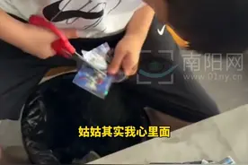 9岁男孩看完《南京照相馆》，回家后将珍藏的卡片全部剪碎，男孩：姑姑 我还在想小孩被摔在地上那一刻（来源@豆豆～810 ）