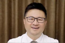 宝宝荨麻疹如何快速缓解 宝宝起荨麻疹在皮肤科急诊比较常见。原因多为发烧、食物过敏或打疫苗所导致的。
要是宝宝突然精神萎靡、哭闹不止，先检查是否发热，因为感染引发的荨麻疹常伴有发烧症状；同时观察皮疹是不是越来越多、越来越严重。
如有以上症状可以喂点儿童用的氯雷他定或西替利嗪滴剂。如没有好转，就需要尽快带宝宝去就诊，在医生的专业指导下接受治疗
#皮肤科医生赵作涛 #荨麻疹 #婴儿荨麻疹 #抖出健康知识宝藏 #硬核健康科普行动视频封面