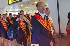 掌声响起！4月28日晚，广西获得“全国劳动模范”和“全国先进工作者”称号的代表，带着党中央、国务院授予的崇高荣誉，从北京载誉而归。（来源：广西云-广西日报记者 郭燕群 许丹婷 实习生 何泽昊）#正能量  #全国劳动模范  #全国先进工作者视频封面