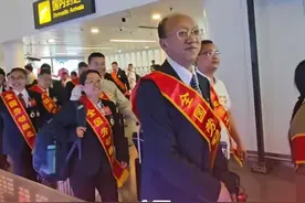 掌声响起！4月28日晚，广西获得“全国劳动模范”和“全国先进工作者”称号的代表，带着党中央、国务院授予的崇高荣誉，从北京载誉而归。（来源：广西云-广西日报记者 郭燕群 许丹婷 实习生 何泽昊）#正能量  #全国劳动模范  #全国先进工作者视频封面