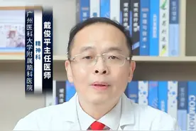 吃舍曲林可以改善胡思乱想吗？ #涨知识 吃舍曲林可以在一定程度上改善胡思乱想，具体表现如下：
第一，舍曲林的药理作用：舍曲林属于5-羟色胺再摄取抑制剂，通过增加神经递质5-羟色胺在神经元之间的浓度来改善抑郁症状。这种机制有助于调节脑内神经递质的平衡，从而缓解包括#胡思乱想 在内的多种负面情绪和心理状态。根据医联媒体（医康传媒）的信息，舍曲林具有一定的镇静作用，能够降低大脑皮层的兴奋性，从而起到抑制胡思乱想的效果。
第二，适用情况：舍曲林主要用于治疗抑郁症和强迫症等精神障碍。对于因这些疾病导致的胡思乱想、焦虑、情绪低落等症状，舍曲林能够发挥明显的改善作用。然而，需要注意的是，舍曲林并非对所有类型的胡思乱想都有效，其效果可能因个体差异而异。
第三，使用注意事项：在服用#舍曲林 时，必须严格遵循医生的指导，不可私自增量或减量。同时，需要关注可能出现的副作用，如嗜睡、体重增加等，并及时与医生沟通调整用药方案。此外，对于孕妇、哺乳期妇女、老年人等特殊人群，使用舍曲林时需要特别谨慎。
综上所述，吃舍曲林可以在一定程度上改善胡思乱想，但具体效果需根据个人情况和医生建议而定。在使用过程中，务必注意安全和有效性。#硬核健康科普行动  @创作灵感小助手视频封面