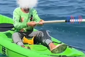 现实版“少年派的奇幻漂流” 10岁小孩哥独自出海漂流一天一夜被海钓船救起。 #小孩哥划桨板从陵水漂到三亚  来源：@三亚海钓船长视频封面