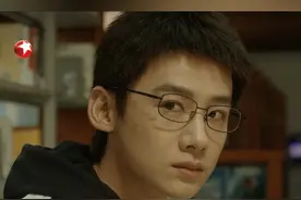 方灵渊调查离开后，梅筝回到房间，房间里竟然坐着李沐风，两人回忆起14年前的点点滴滴……#高叶  #白敬亭  #张柏嘉  #东方卫视正当防卫  #正当防卫