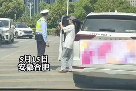 交警拦车女子拒不配合 手机拍下警号就准备上车走人视频封面