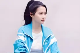 为何是同父同母的亲姐妹，关晓彤成顶流姐姐却在家卖面，关父一句话道出背后真相 #关晓彤 #关少曾 #关晓丹 #鹿晗 #明星人物传