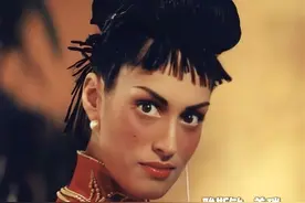 腰如细柳！看见她，我的目光就移不开了 #模特时刻 她是老米眼中的最强台步，来自众神时代的腰精鼻祖 #超模 Yasmeen Chauri视频封面