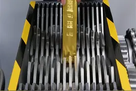 将1000克金条扔进粉碎机里，会变成碎渣吗？网友：成本太大了视频封面