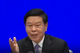 国新办发布会上，税务总局局长用一个故事阐述税收为民生视频封面