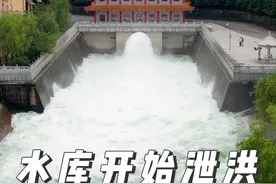 今天5点水库开始泄洪 场面与轰鸣声挺震撼的，下游捕鱼的朋友要注意安全，不要再河边逗留玩耍，注意安全，#抚顺 #暴雨 #抚顺航拍视频封面