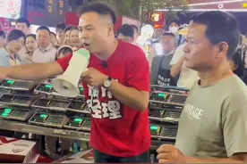 因“缺斤少两”上热门，观光夜市整顿“鬼称”直接砸…#现场实拍 #全民地摊经济 #摆地摊 #热闹的一条街 #小本创业摆摊好项目 #缺斤少两 #夜市 #买东西 #八两秤视频封面