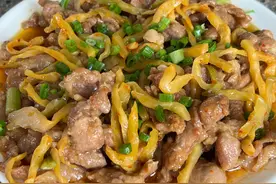 榨菜蒸梅花肉夏天没胃口就吃它，猪肉嫩滑榨菜爽口，简单又好吃