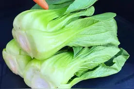 炒青菜时直接下锅就错了，教你一招，出锅翠绿不发黄不出水，营养视频封面