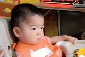 2岁的二宝不好好吃饭，哥哥用鞋底教育弟弟，二宝一声都不敢哭视频封面