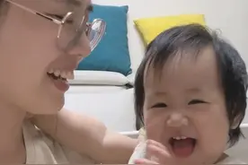 一岁宝宝语言大爆发，干啥都喊奶奶，成了公婆的开心果全家笑哈哈视频封面