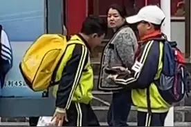 4月23日，甘肃天水，两名小学生在公交车站斗舞，结束后两人互碰肩膀握手点赞。#斗舞 #哪里都是舞台视频封面