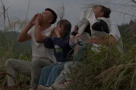 趁着假期带小朋友们去体验一下我们小时候的“游乐场”，小时候翻遍群山寻找的山野美味，原来在这里。#野生猕猴桃 #亲近大自然的一天 #农村生活 #童年的记忆 #带娃秋天出去野视频封面