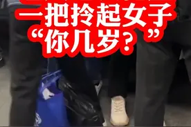 【老人#地铁  上要求女子#让座  被拒，将其强行拽起】 4月14日，有网友爆料称，上海地铁上一白发老人揪住一女子衣领，强制让其让座。有目击者称，旁边有人让座老人不坐，偏要让女子让座。视频封面