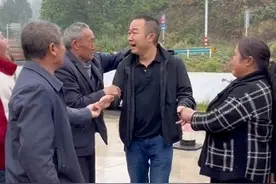泪目！驻村第一书记结束5年任期，村民冒雨含泪送别视频封面