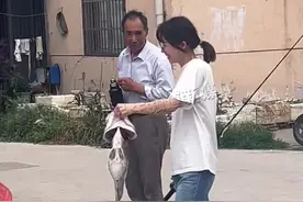 5月4日江苏，女孩钓到大鱼开心提回家，一见熟人就拎起来“炫耀”，“五分钟的路走了两小时”视频封面