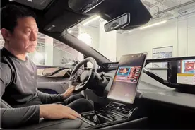 给首位二级市场个人投资者新车用户讲解FF 91 FF终于完成第12台车的零部件采购、生产和检测，即将向用户交付。@Faraday Future视频封面