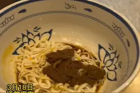 3月18日，江苏南京，一碗面22元，才刚盖住碗底。商家态度嚣张，拒绝加面，让直接投诉。经理：网红效应，年轻人喜欢。来源：2152787305视频封面
