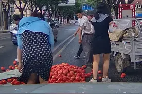 大爷三轮车侧翻货物散落一地，第一反应是向后车表达歉意，车主和路人纷纷上前帮忙。网友：在外互助彼此父母协议一直在生效！视频封面