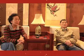 近日，原中央特科红队副队长连德生之孙连光荣偕妻子张伟敏一行来到大余，参观南方红军三年游击战争纪念馆，并前往大余县金莲山烈士陵园，敬献鲜花，瞻仰纪念碑，深切缅怀爷爷连德生烈士。#江西大余  #南方红军三年游击战争视频封面