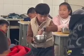老师临下课时拍下的一幕，干饭积极分子冲冲冲......视频封面