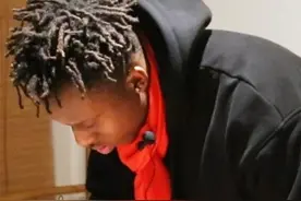 尼日利亚小伙张文，挑战写汉字 “龙行龘龘” 今年的#央视春晚 主题“#龙行龘龘 欣欣家国”，蕴含了独特的文化内涵。在中华五千年的历史长河中，龙逐渐演变为中华民族的精神象征与文化符号。“龘龘”二字，描摹了中华儿女奋发有为、昂扬向上的精神风貌。在农历甲辰龙年到来之际，《#环球人物》邀请到了生于四川、长于四川的#尼日利亚小伙#张文，请他来挑战写写“龙行龘龘”这四个字。视频封面