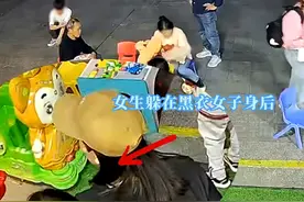 5月12日，四川成都，女生被持刀男子尾随，求助路人，黑衣女子勇敢将其护在身后，随后警方将男子带离视频封面