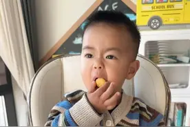 再也不用买外面的饼干给宝宝吃了，婆婆今天用了三个鸡蛋，做的黑芝麻小饼干巨好吃，做法也飞信简单，快给宝宝安排上。#宝宝辅食视频封面