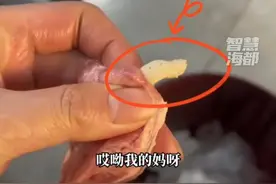女子买猪肉发现内有脓包物质，把肉、菜板和刀都扔了！“这是怎么形成的？还能吃吗？”
