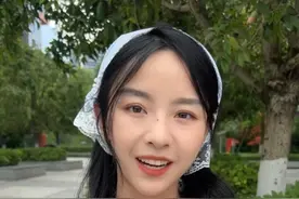 人工智能早已不是距离生活遥远的冰冷科技，而是逐渐渗透到日常生活里，变成触手可及的现实，智能制造将不可能变为可能，创造出精彩而绚烂的未来世界。本期《秀我中国》邀请到@Hey小黑 担任新华社《秀我中国》栏目行走体验官，带领观众一起走进四川天府新区的“魔方大厦”，和拥有“特异功能”的“AI员工”交朋友。#Hey小黑#人工智能#秀我中国