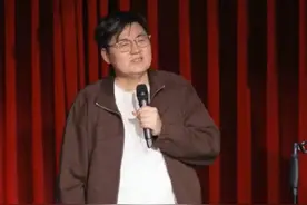 王十七和妈妈的搞笑对话 和妈妈对话趣事，讲述了小时候妈妈烫头不怕温度高，但是自己怕的不行，有种冷是妈妈觉得你冷，有种关爱是妈妈觉得不烫😄#王十七 #脱口秀 #脱口秀演员王十七 #王十七带人工心脏讲脱口秀  #脱口秀搞笑视频视频封面