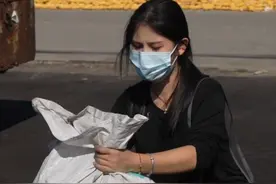 父女俩买煤炭过冬，老爸心疼闺女，抢着干活不让闺女干 #我的乡村生活 #曹家大院 #曹大管家