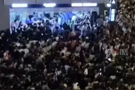 9月14日，湖北武汉，灯光秀后地铁被“挤爆”，有人大喊至声嘶力竭，有人鞋子被挤掉，武汉地铁回应，已经尽最大努力帮助乘客出行了。视频封面